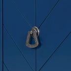 Bahut à 3 portes avec étagères réglables et poignées en métal, coloris marron / bleu marine / gris